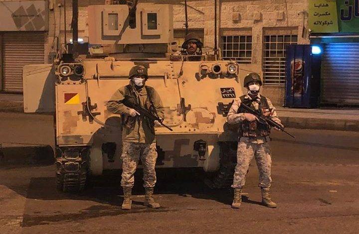 عزل عمارة توجد فيها عيادة الطبيب المصاب في العاصمة عمّان