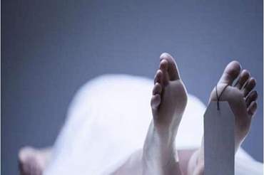 مواطن يقدم على الانتحار بطريقة غريبة ومروعة