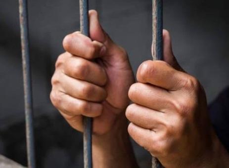 الحبس شهرين على18 وافد  صلوا التراويح جماعة خلافاً لأمر الدفاع