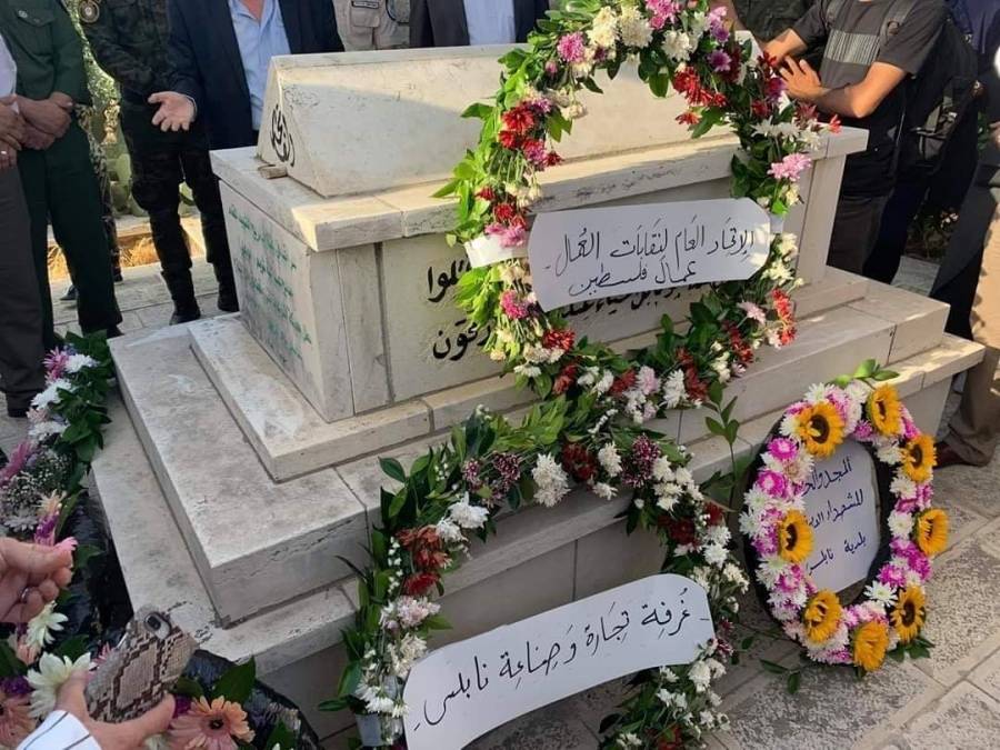 وضع أكاليل من الزهور على ضريح الشهيد المقدم الشمري بطل معركة المدرعات