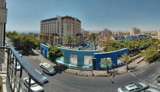 رقيب سير ينقذ طفلاً من 5 كلاب ضالة في العقبة