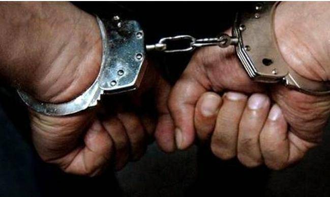 عاجل.. ضبط شخص وفتاة من جنسية اجنبية ظهرا في مقطع فيديو وبحوزتهما سلاح ناري .