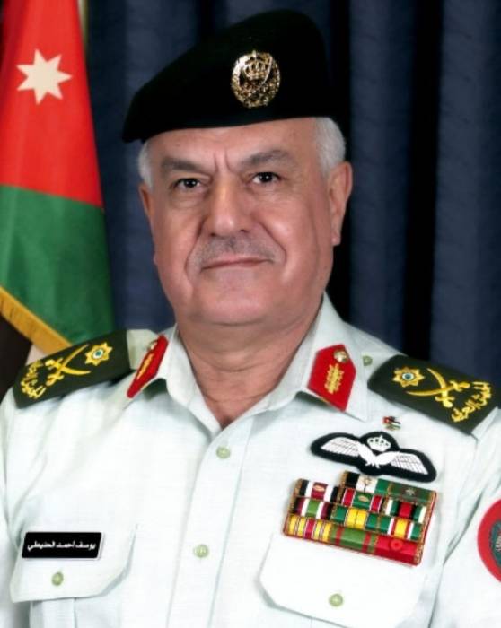 رئيس هيئة الأركان المشتركة يوزّع الكؤوس على الوحدات الفائزة في القوات المسلحة