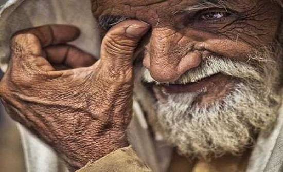 سلامٌ على كبارِ السن​.. وسلامٌ على من يراعون كبارَ السن​