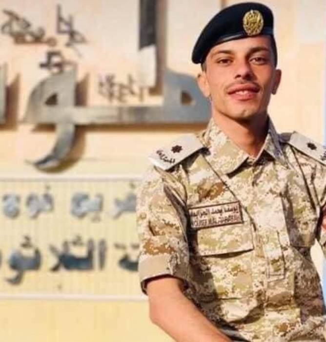 عمر الغبين وأبناءه يهنئون محمد الجرابعة بمناسبة تخرج نجله الملازم يوسف من جامعة مؤتة الجناح العسكري