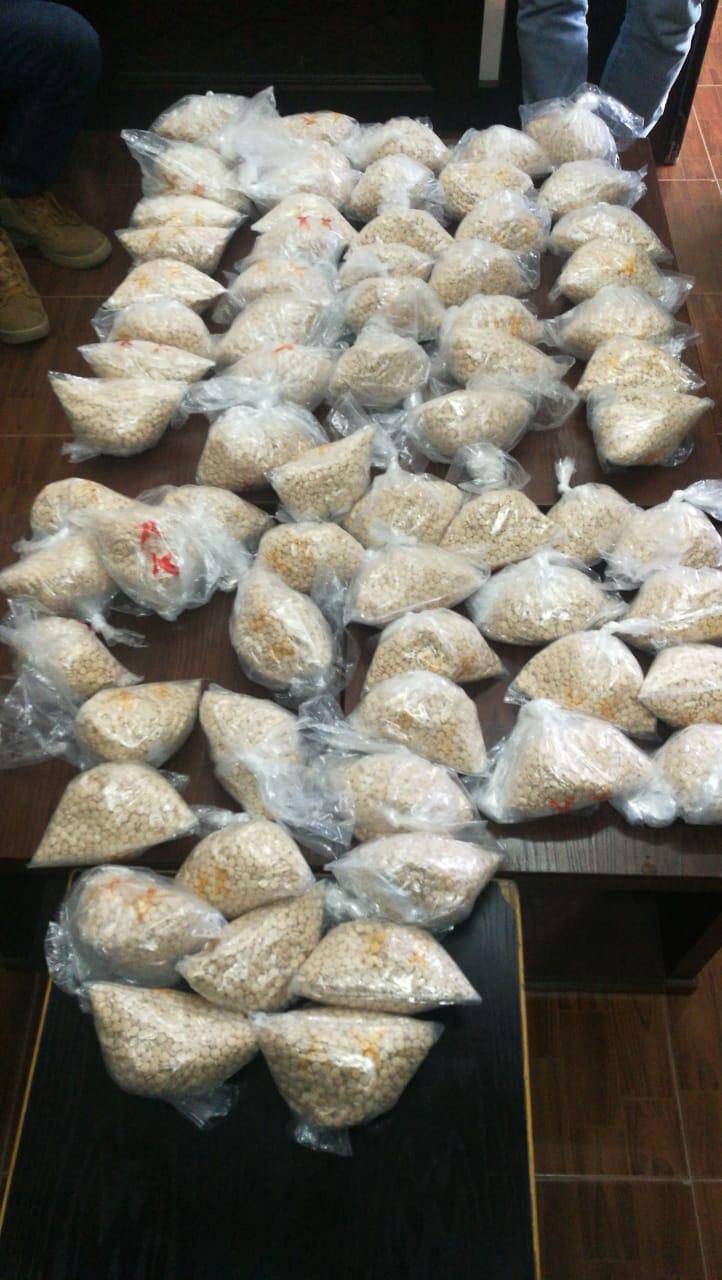 ادارة مكافحة المخدرات تحبط تهريب ١٥٠ الف حبة مخدرة  وتلقي القبض على اربعة متورطين بالقضية .