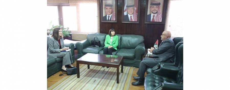 وزير المياه والري يبحث مع القائم بأعمال السفارة الامريكية مشاريع مائية