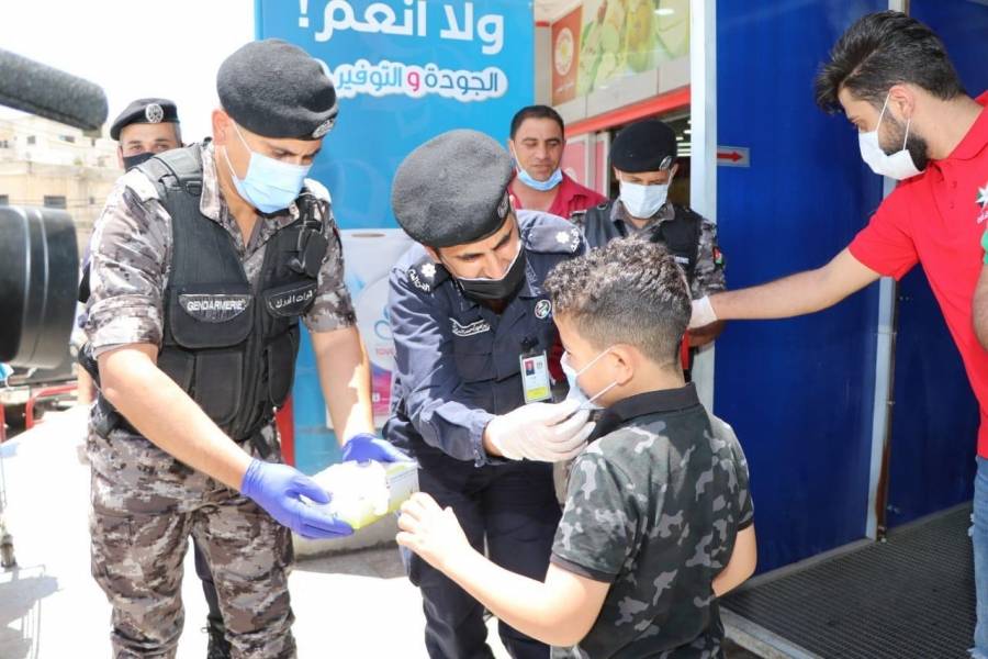 الشرطة المجتمعية ومؤسسة ولي العهد تطلقان المبادرة المجتمعية التوعوية ( عشان نظل بخير ) .