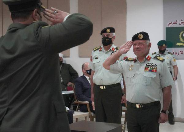 الملك يخرّج المشاركين في دورة الدفاع الوطني