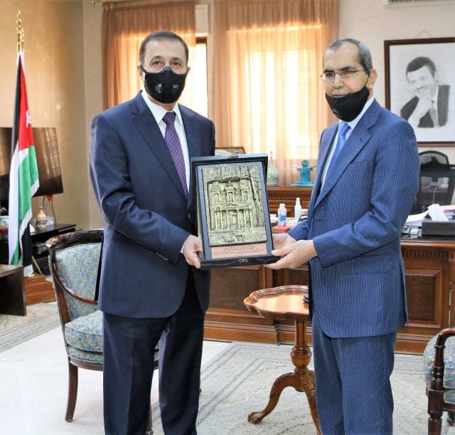 وزير التربية يكرم الزميل وليد الجلاد بعد احالته على التقاعد