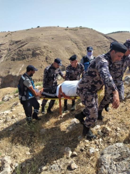 إصابة شخص إثر سقوطه في منطقة جبلية بعجلون
