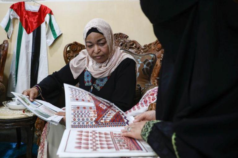 حائكات في مخيم البقعة يحافظن على التراث الفلسطيني