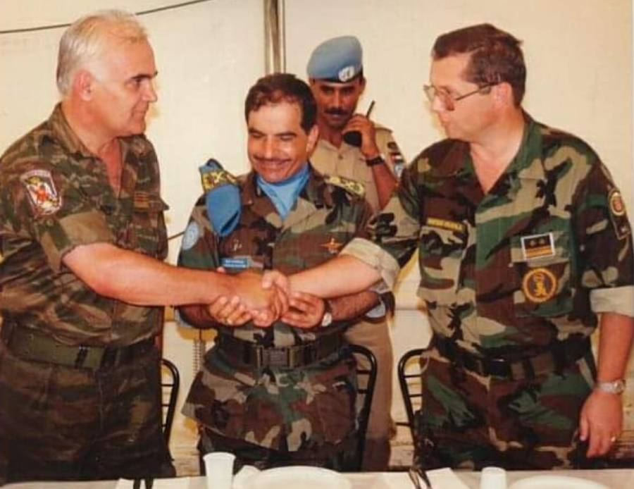 عندما يجمع القائد بين السياسة والعسكرية والانسانية