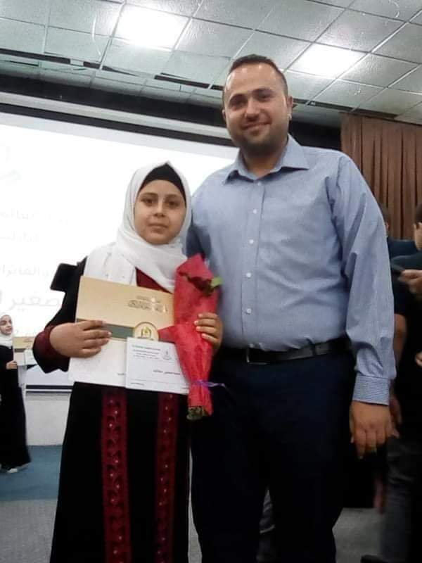 مشرف حفظة كتاب الله يبكي الطفلة المتوفاة حافظة كتاب الله سمية مطالقة بنيتي سمية,,  الملتقى الجنة