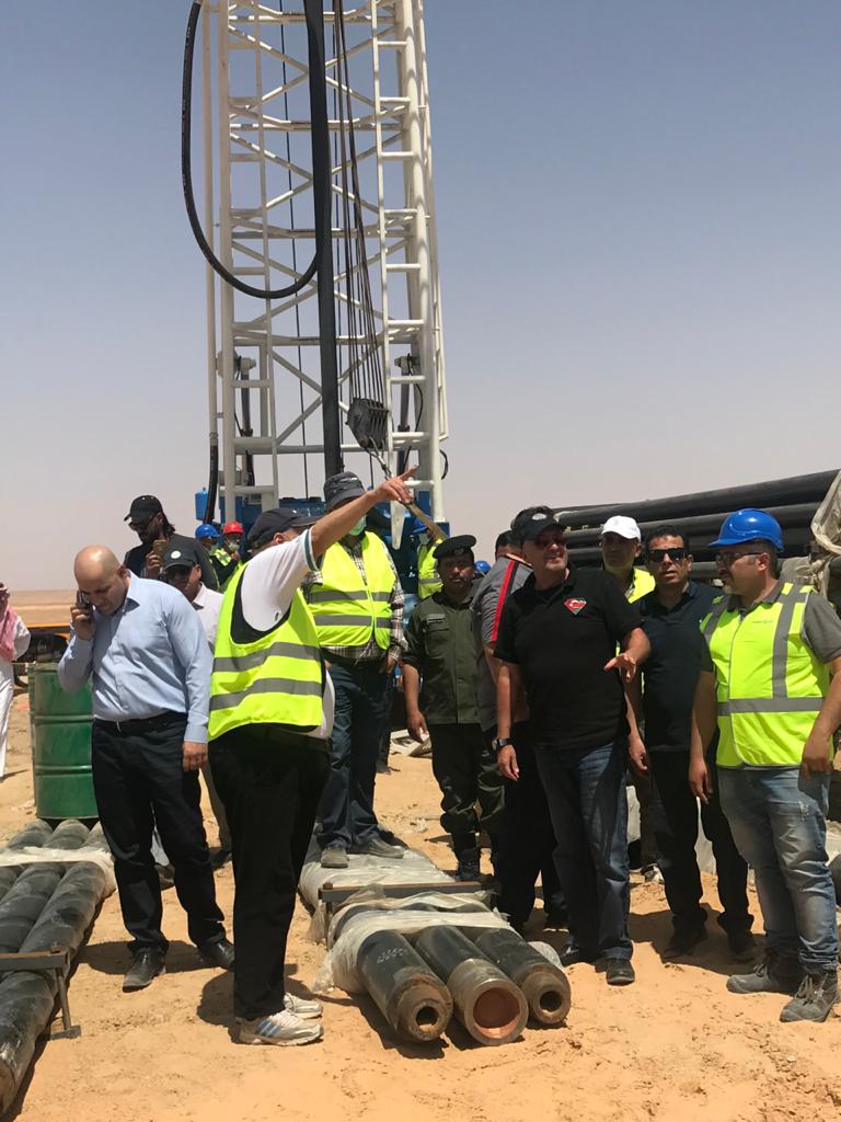 وزير المياه والري يتفقد عمليات حفر ابار المشاريع الريادية في المدورة والبادية