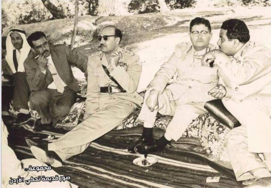 صورة نادرة يظهر فيها المرحوم معالي المشير حابس المجالي والمرحوم معالي محمد نزال العرموطي وعدد من الشخصيات