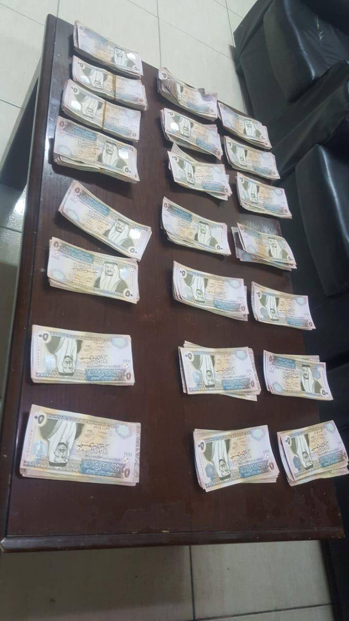 البحث الجنائى يعيد مبلغ ٢٣ الف دينار بعد سرقته من داخل مركبة في العاصمة عمان بعد القاء القبض على السارق