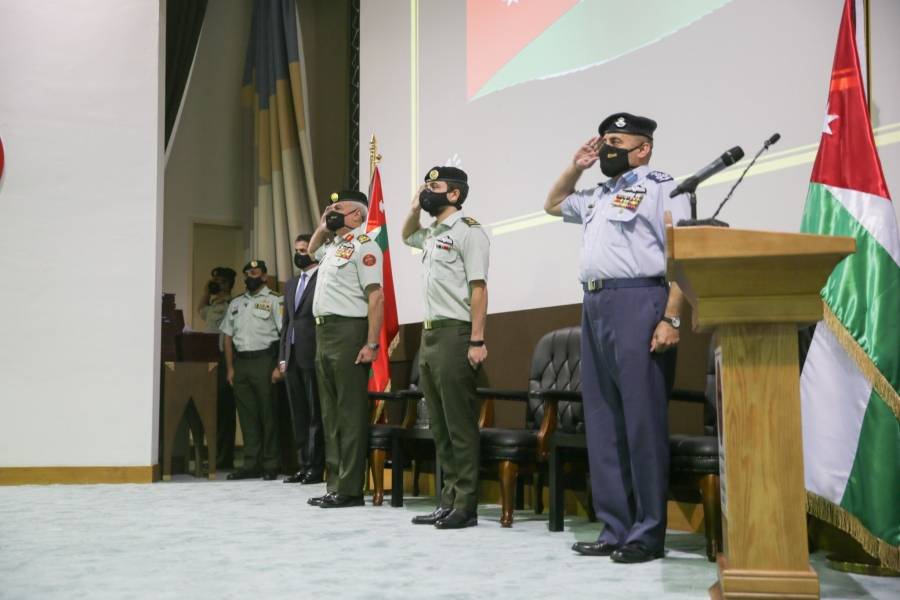 مندوبا عن الملك، ولي العهد يرعى حفل تخريج دورة القيادة والأركان..صور