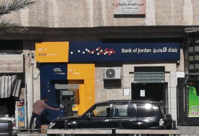تحطم زجاج صراف آلي تابع لبنك الاردن اثر حادث عرضي في جرش