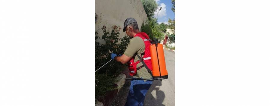 متطوعو الهلال الأحمر ينفذون أعمالا تطوعية وحملة رش للمقر ومحيطه