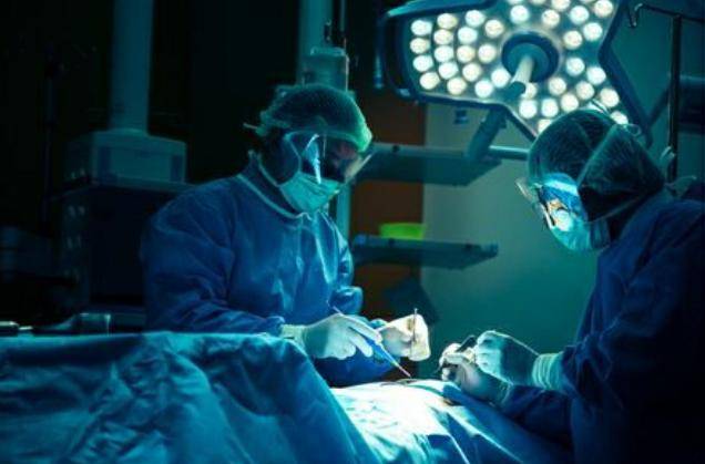 استئصال ورم وداجي دماغي لسيدة في مدينة الحسين الطبية