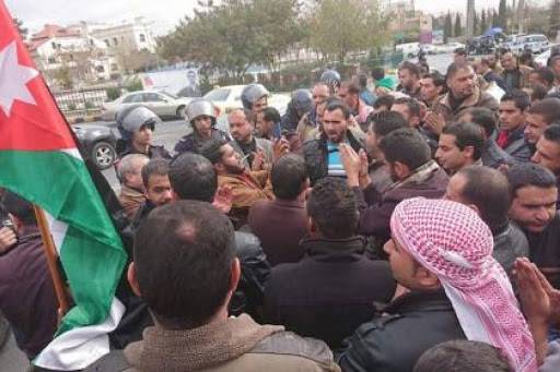 أصحاب حافلات النقل العمومي يعتصمون أمام الرئاسة