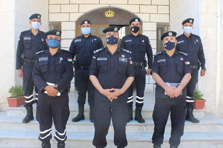 قائد امن اقليم العاصمه العميد ايمن العوايشه يكرم طاقم دورية نجده.