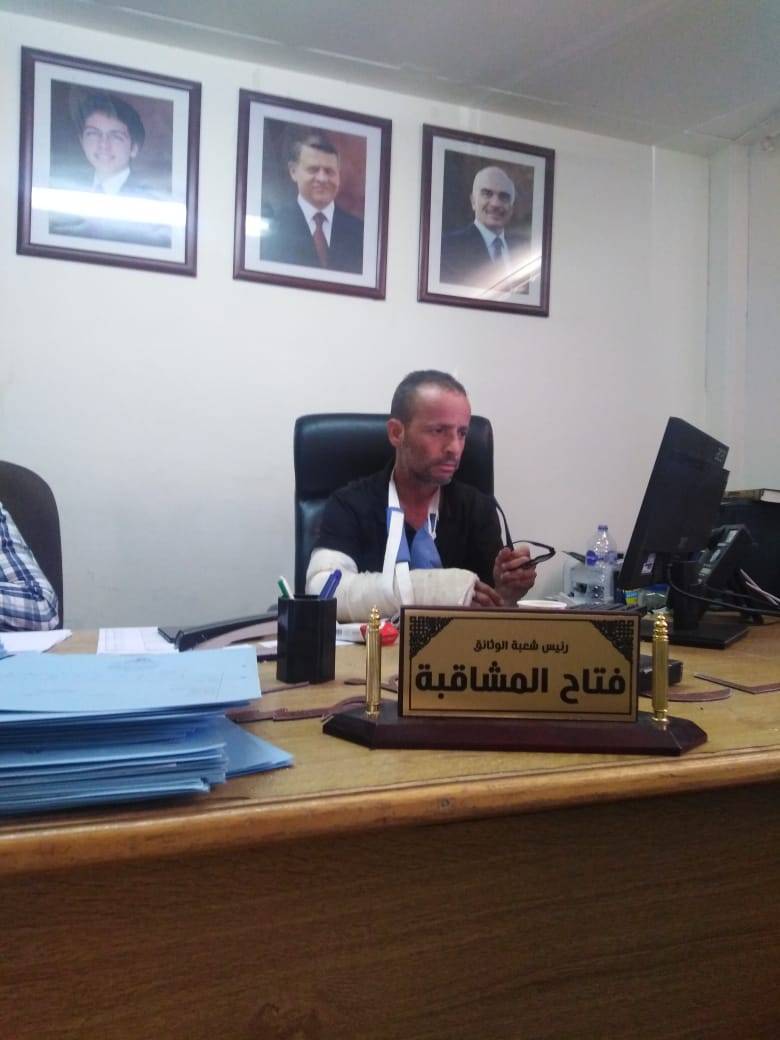 نيروز الإخبارية ترصد عمل رئيس شعبة الوثائق  يقوم بعمله و ذراع يده مكسورة