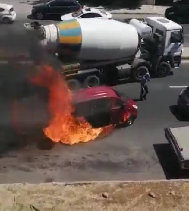 بالفيديو ..النيران تشتعل في إحدى المركبات أثناء مسيرها في العاصمة عمان