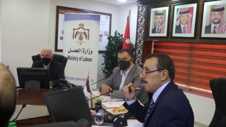 مجلس الخدمة المدنية  يقر تعليمات جائزة الموظف المثالي... صور