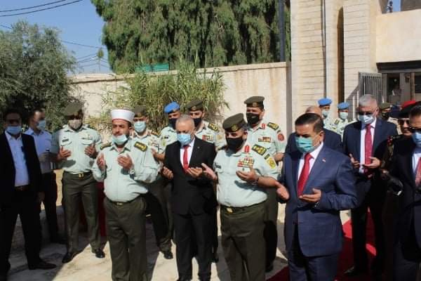 وزير الدفاع العراقي يزور مقبرة الشهداء العراقيين في المفرق... صور