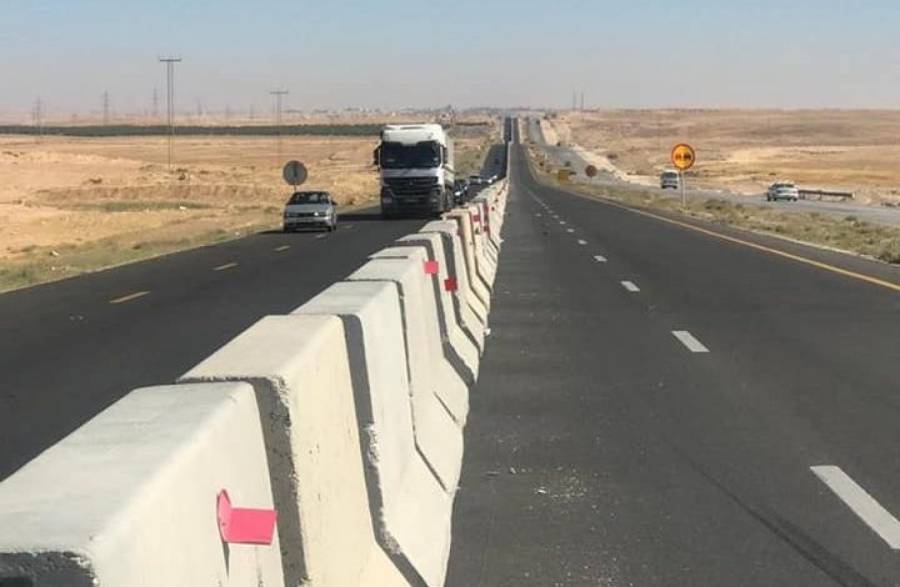 إلزام الشاحنات سلوك المسرب الأيمن على الطريق الصحراوي