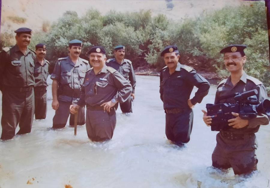 صورة من الذاكره لسمو الأمير الحسن بن طلال منذ ٣٠ عام أثناء زيارته لأحد وحدات الجيش العربي