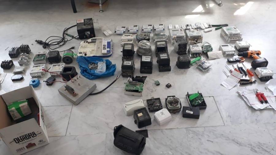 الأمن يضبط خلية متخصصة بالتلاعب في عدادات الكهرباء(صور)