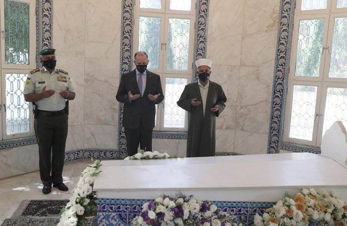 الأميران فيصل ورعد يزوران ضريح المغفور له الملك طلال بن عبدالله