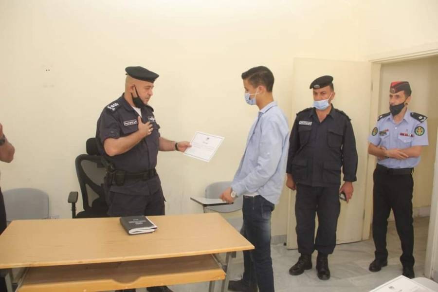 تخريج أول دورة لأصدقاء الشرطة في معان.. صور