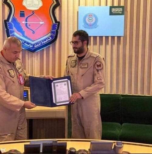 قائد القوات المشتركة السعودية يكرم الطيار المقاتل الدويش