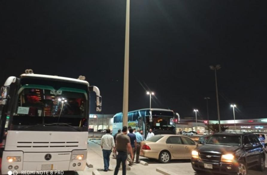 وصول أولى حافلات الأردنيين العائدين من السعودية إلى معبر الحديثة العمري