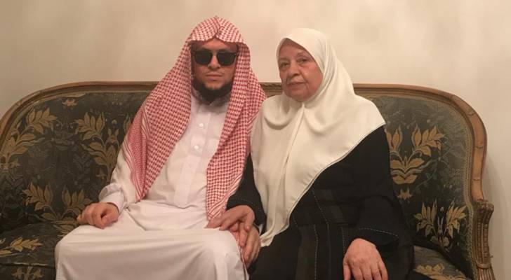 الستينية أم حاتم ترافق ابنها الضَّرير 48 شهرًا حتى نيل درجة الماجستير