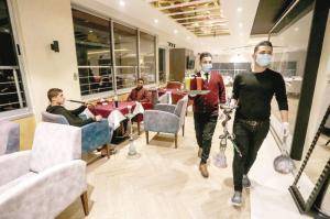 تداعيات كورونا و ساعات العمل تعصف بالمطاعم و المقاهي و مطالبات عاجلة للضمان بتقسيط المبالغ المستحقة