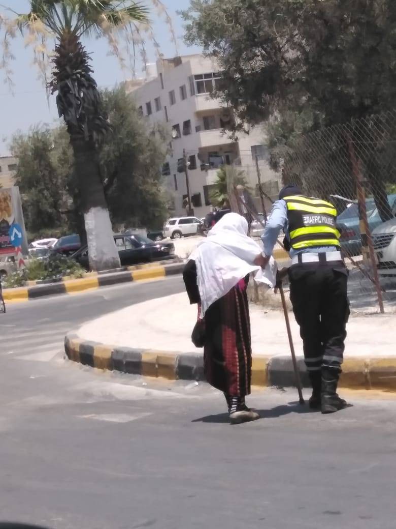 رجال الامن اقوياء في  الشدايد...وبارين بكبار السن في الطرقات  ...صور