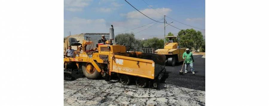 خلطة اسفلتية لشوارع بلدية معاذ بكلفة مليون دينار