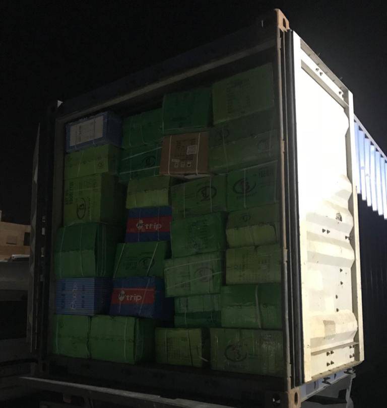 دوريات مكافحة التهريب تضبط حاوية احذية مهربة. صور