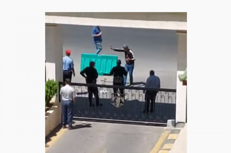 لحظة تهديد شاب بحرق نفسه امام مجلس النواب (صور)