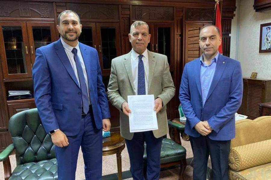 وقع وزير الصحة اتفاقية مع شركة فايزر للأدوية لإمكانية تزويد الأردن بمليوني جرعة من مطعوم فيروس كورونا في حال تم تصنيعه وثبوت نجاحه عالميا.