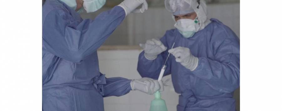 فرق التقصي الوبائي تباشر بجمع عينات من مخالطي مصاب جبل المريخ