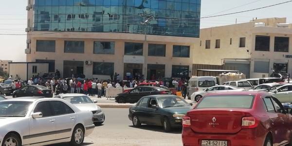 مشاكل سائقي التطبيقات الذكية تتفاقم .. ودعوات لاعتصام أمام الشركات يوم الاثنين المقبل