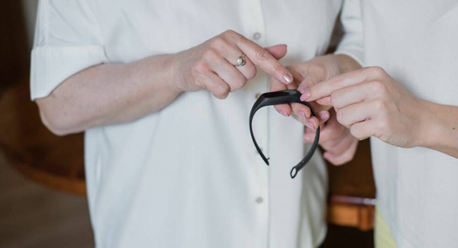 ضبط فتاتين خالفتا الحجر المنزلي بإزالة الإسوارة الإلكترونية في إربد