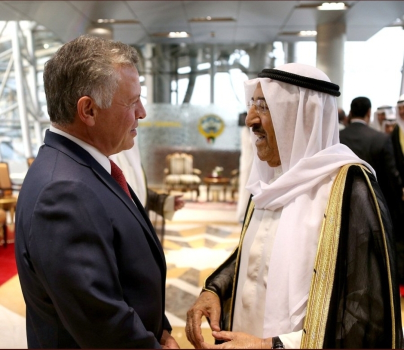 الملك يعزي أمير دولة الكويت بوفاة الشيخ ناصر الحمود الجابر الصباح