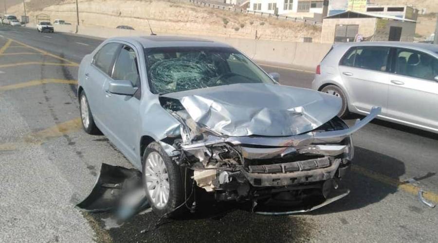 اربع اصابات اثر حادث تصادم على طريق الميه